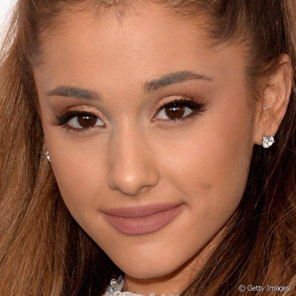 Para o Teen Choice Awards 2014 a cantora usou um batom nude amarronzado e acompanhou seu tradicional traço de delinador gatinho com uma sombra cobre